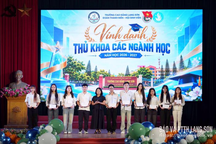 Lãnh đạo Trường Cao đẳng Lạng Sơn trao học bổng cho các thủ khoa các ngành học năm học 2026 - 2027