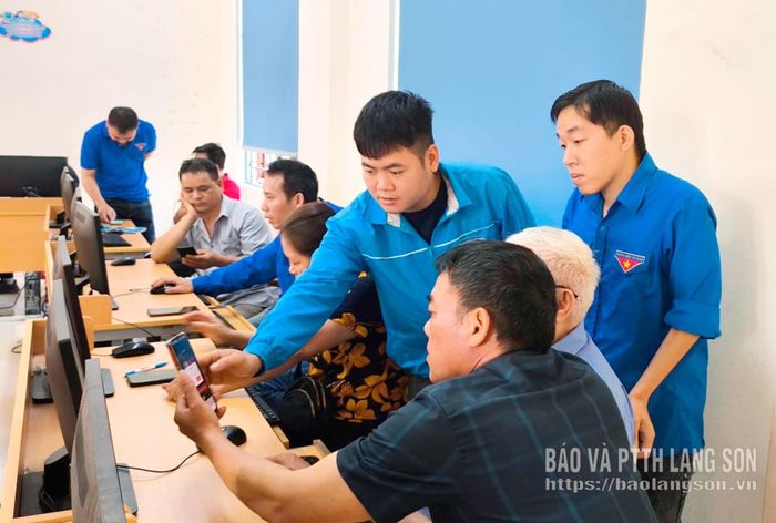 Thanh niên xã Lộc Bình hướng dẫn người cao tuổi sử dụng ứng dụng số