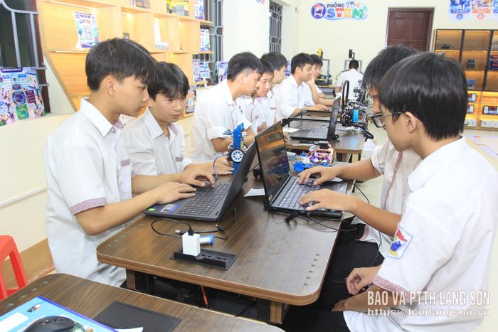 Học sinh Trường THPT Việt Bắc chủ động khai thác các ứng dụng trên máy tínhđể thiết kế, lập trình sản phẩm STEM Robotics