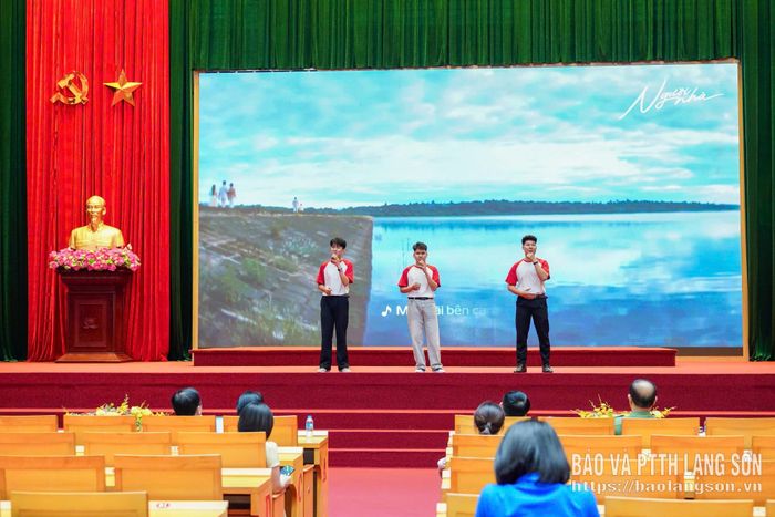 Doanh nghiệp viễn thông biểu diễn tiết mục văn nghệ tại buổi tổng duyệt
