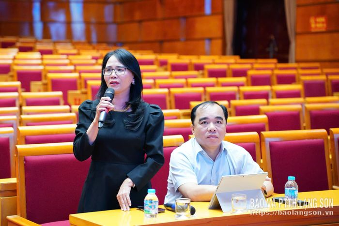 Lãnh đạo Sở Văn hóa, Thể thao và Du lịch góp ý tại buổi tổng duyệt