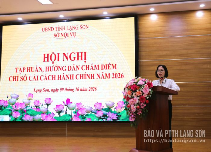 Báo cáo viên Sở Nội vụ truyền đạt nội dung tập huấn cho các học viên