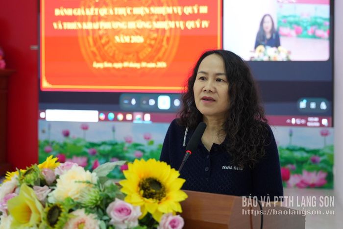 Đại diện phòng chuyên môn của Sở Giáo dục và Đào tạo phát biểu tại hội nghị