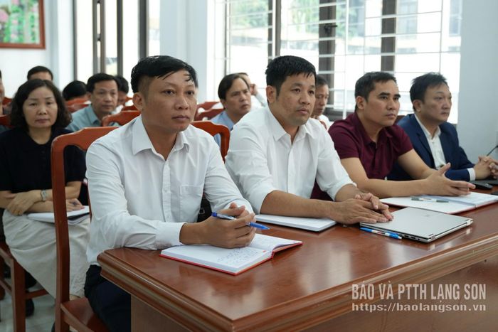 Cán bộ quản lý các cơ sở giáo dục tham dự hội nghị