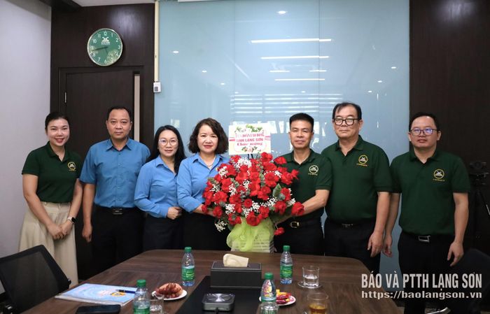 Đoàn công tác Liên đoàn Lao động tỉnh tặng hoa chúc mừng lãnh đạo, tập thể Công ty Cổ phần Hữu nghị Xuân Cương (xã Đồng Đăng)