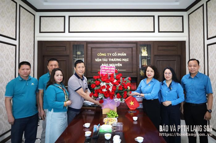 Đoàn công tác Liên đoàn Lao động tỉnh tặng hoa chúc mừng lãnh đạo, tập thể Công ty Cổ phần Vận tải thương mại Bảo Nguyên (xã Hoàng Văn Thụ)