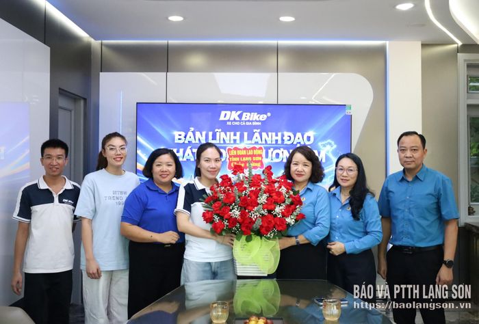 Đoàn công tác Liên đoàn Lao động tỉnh tặng hoa chúc mừng lãnh đạo, tập thể Công ty TNHH MTV Xe điện DK Việt Nhật (phường Tam Thanh)
