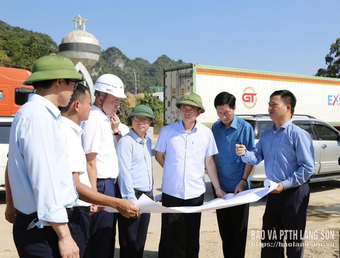 Các đơn vị báo cáo đồng chí Phó Chủ tịch Thường trực UBND tỉnh tình hình thi công tuyến cao tốc đoạn Cửa khẩu Quốc tế Hữu Nghị