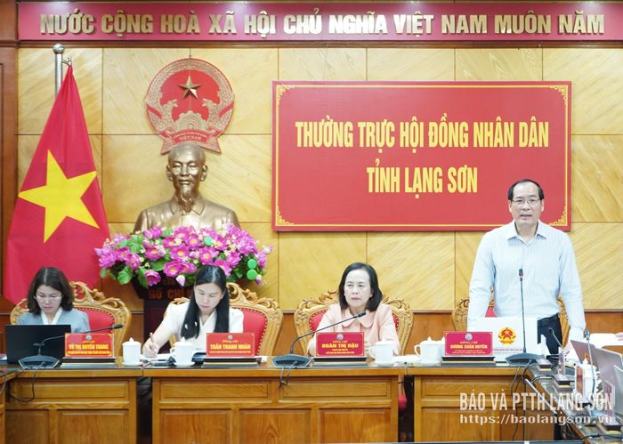 Đồng chí Dương Xuân Huyên, Ủy viên Ban Thường vụ Tỉnh ủy, Phó Chủ tịch Thường trực HĐND tỉnh phát biểu tại cuộc họp