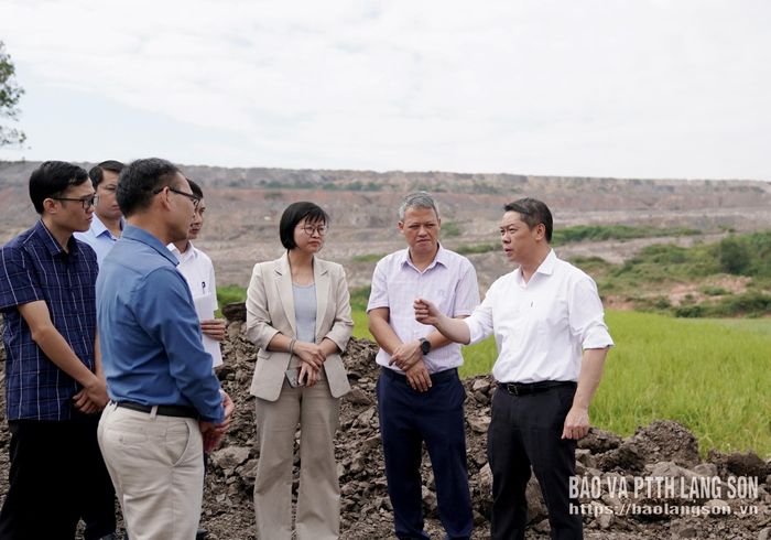 Đồng chí Đoàn Thanh Sơn, Phó Chủ tịch UBND tỉnh chỉ đạo việc thực hiện GPMB dự án Đầu tư mở rộng, nâng công suất mỏ than Na Dương ngay tại thực địa