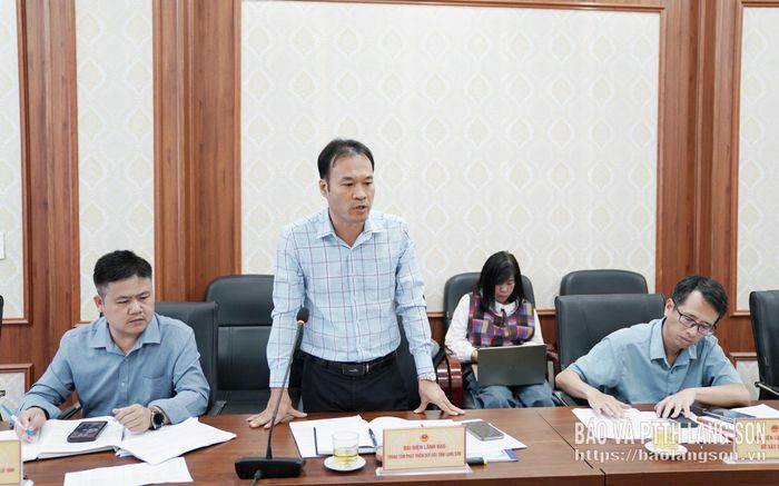 Lãnh đạo Trung tâm Phát triển quỹ đất tỉnh báo cáo một số nội dung tại buổi kiểm tra