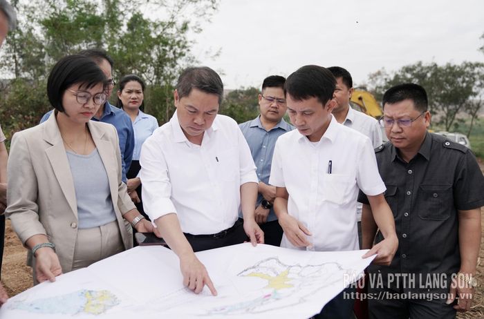 Đồng chí Đoàn Thanh Sơn, Phó Chủ tịch UBND tỉnh xem xét phương án thực hiện dự án Đầu tư mở rộng, nâng công suất mỏ than Na Dương