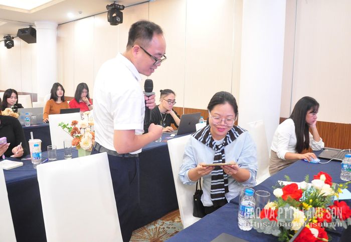 Giảng viên hướng dẫn học viên thực hành ứng dụng phần mềm AI 