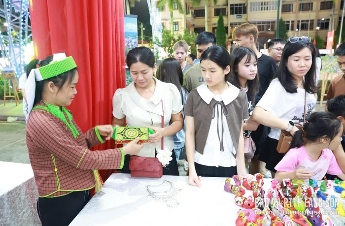 Người dân mua sắm các sản phẩm lưu niệm tại Không gian văn hoá đường Hùng Vương