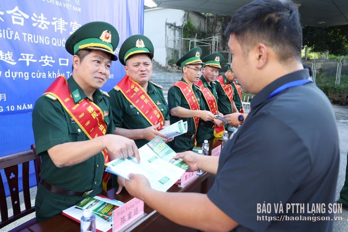 Cán bộ Đồn Biên phòng cửa khẩu Chi Ma trực tiếp tuyên truyền, giải thích cho người dân về các quy định trong khu vực cửa khẩu và biên giới