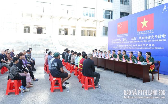 Buổi tuyên truyền pháp luật cho người dân của lực lượng chức năng hai bên tại cửa khẩu