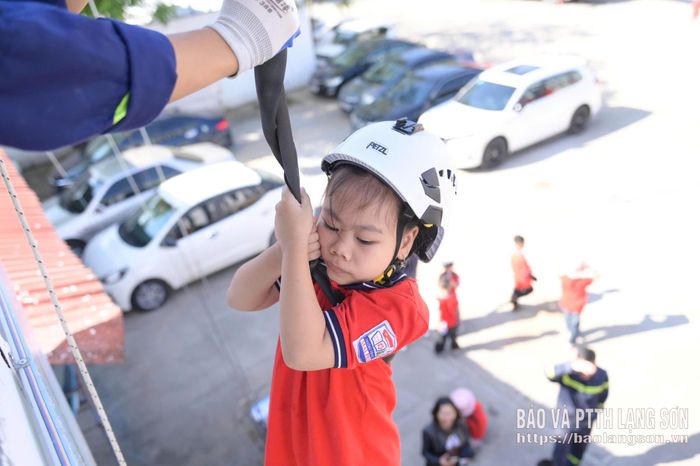 Các em học sinh trải nghiệm đu thang thoát hiểm