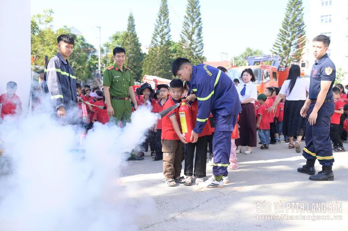 Các học sinh được hướng dẫn sử dụng bình chữa cháy xách tay