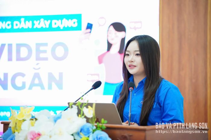 Người sáng tạo nội dung số chia sẻ kinh nghiệm xây dựng video để đang tải trên nền tảng số