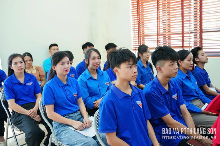 Đoàn viên, thanh niên tham gia buổi lễ