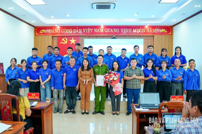 Lãnh đạo Đảng ủy xã trao quyết định thành lập các mô hình “Chi đoàn số” cho các đơn vị