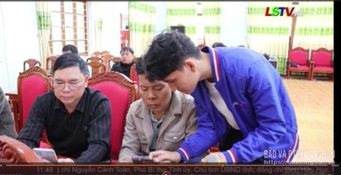 CBCNV MobiFone Lạng Sơn đồng hành hướng dẫn người dân tại các lớp tập huấn bình dân học vụ số tại xã Công Sơn
