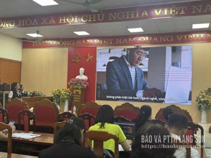 MobiFone Lạng Sơn tập huấn bình dân học vụ số tại Phường Lương Văn Tri