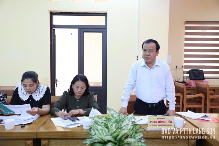Đồng chí Phan Hồng Tiến, Ủy viên BTV Tỉnh ủy, Giám đốc Sở Tài chính phát biểu tại buổi kiểm tra