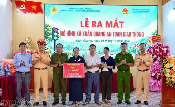 Đại diện Phòng Cảnh sát giao thông Công an tỉnh trao phương tiện hỗ trợ hoạt động của mô hình "Xã Xuân Quang an toàn giao thông".