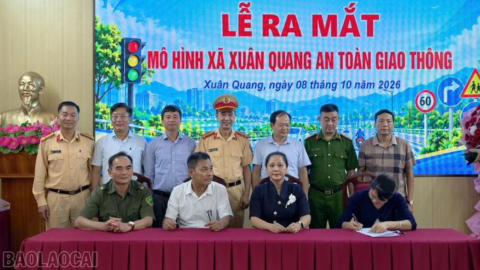 Đại diện các thôn, trường học ký cam kết phối hợp thực hiện mô hình.