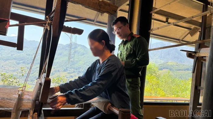 Cán bộ, chiến sĩ Công an phường Sa Pa thăm hỏi, động viên người yếu thế ổn định cuộc sống.