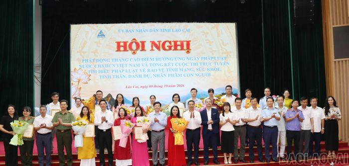 Ban Tổ chức chụp ảnh lưu niệm cùng các cá nhân đoạt giải Cuộc thi tìm hiểu pháp luật trực tuyến.