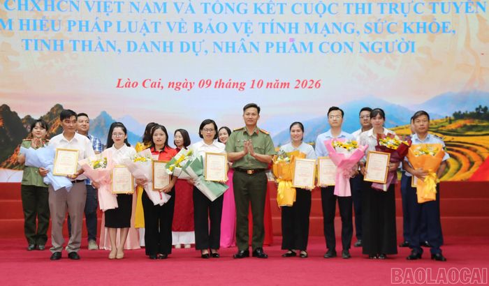 Ban Tổ chức trao giải Cuộc thi trực tuyến “Tìm hiểu pháp luật về bảo vệ tính mạng, sức khỏe, tinh thần, danh dự, nhân phẩm con người” cho các cá nhân đoạt giải.