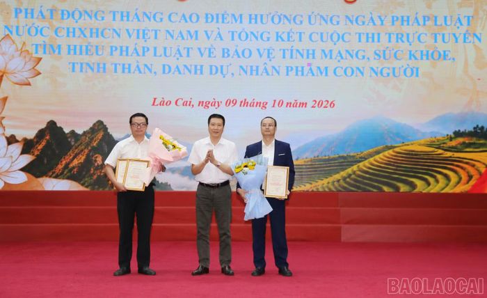 Ban Tổ chức trao giải chuyên đề cho các địa phương, đơn vị.