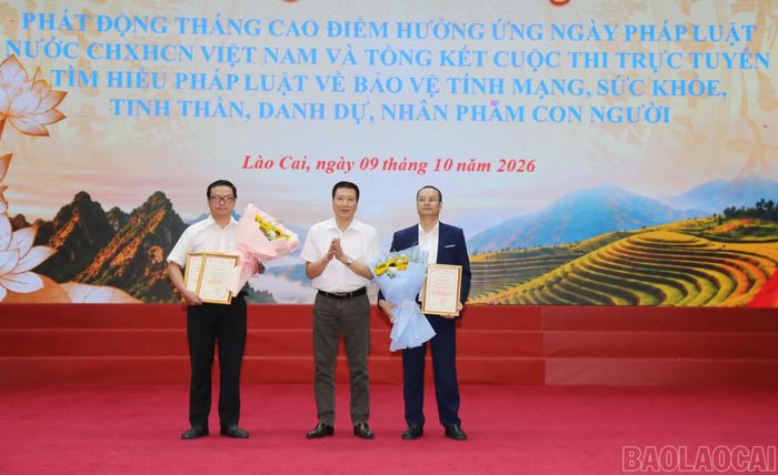 Ban Tổ chức trao giải chuyên đề cho các địa phương, đơn vị.