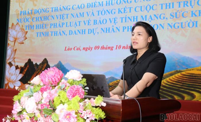 Đại diện lãnh đạo phường Lào Cai phát biểu tại hội nghị phát động Tháng cao điểm hưởng ứng Ngày Pháp luật Việt Nam.