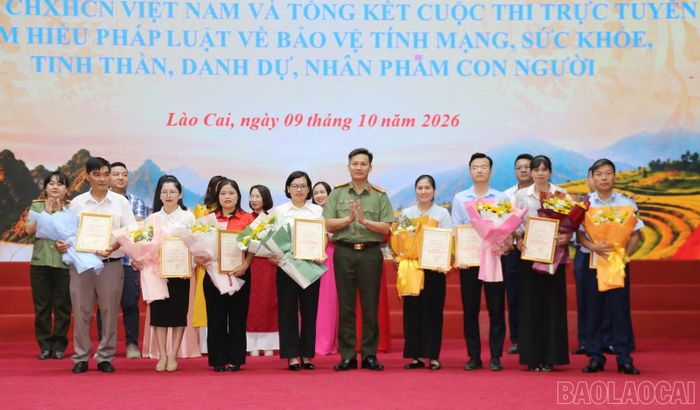 Ban Tổ chức trao giải Cuộc thi trực tuyến “Tìm hiểu pháp luật về bảo vệ tính mạng, sức khỏe, tinh thần, danh dự, nhân phẩm con người” cho các cá nhân đoạt giải.