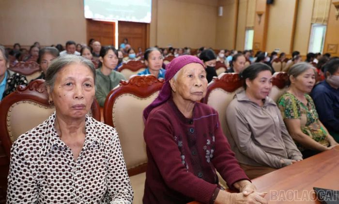 Các đại biểu và hội viên phụ nữ có hoàn cảnh khó khăn dự chương trình.