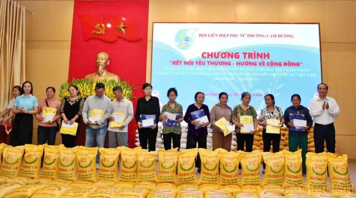 Các phần quà được trao cho hội viên phụ nữ có hoàn cảnh khó khăn.