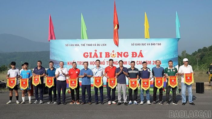 Ban Tổ chức trao cờ lưu niệm tặng các đoàn tham gia giải.