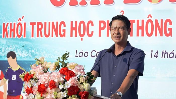 Ông Nguyễn Thái Hòa - Phó Giám đốc Sở Văn hóa, Thể thao và Du lịch tỉnh phát biểu khai mạc Giải bóng đá khối THPT tỉnh Lào Cai năm 2026.