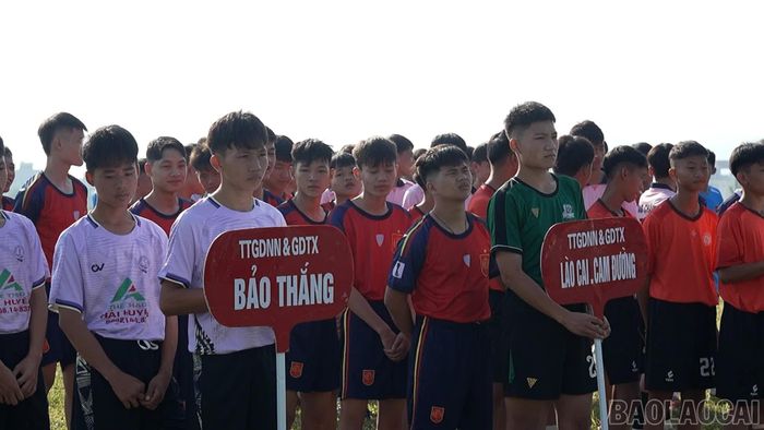 Giải bóng đá khối THPT tỉnh Lào Cai năm 2026 thu hút 13 đội tham dự.