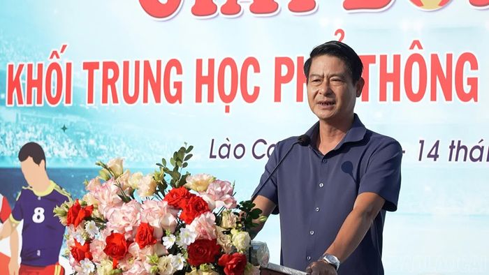 Ông Nguyễn Thái Hòa - Phó Giám đốc Sở Văn hóa, Thể thao và Du lịch tỉnh phát biểu khai mạc Giải bóng đá khối THPT tỉnh Lào Cai năm 2026.