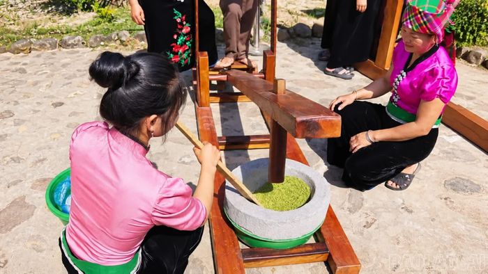 Người dân Tú Lệ tất bật rang, giã, sàng để hoàn thành những mẻ cốm cuối mùa, đáp ứng nhu cầu thị trường.
