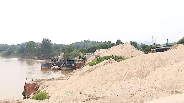 Cát sỏi được các đơn vị khai thác tập kết đúng nơi quy định, góp phần bảo vệ môi trường và an ninh trật tự ngay tại cơ sở.