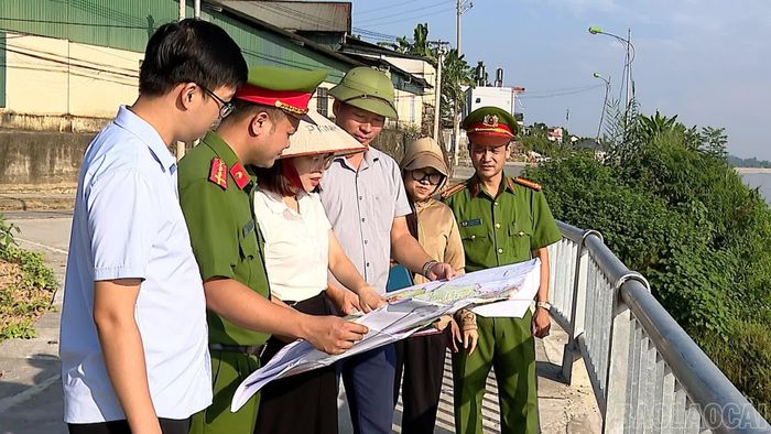 Lực lượng chức năng xã Quy Mông và xã Trấn Yên trao đổi thông tin về quản lý hoạt động khai thác khoáng sản giáp ranh giữa hai địa phương.