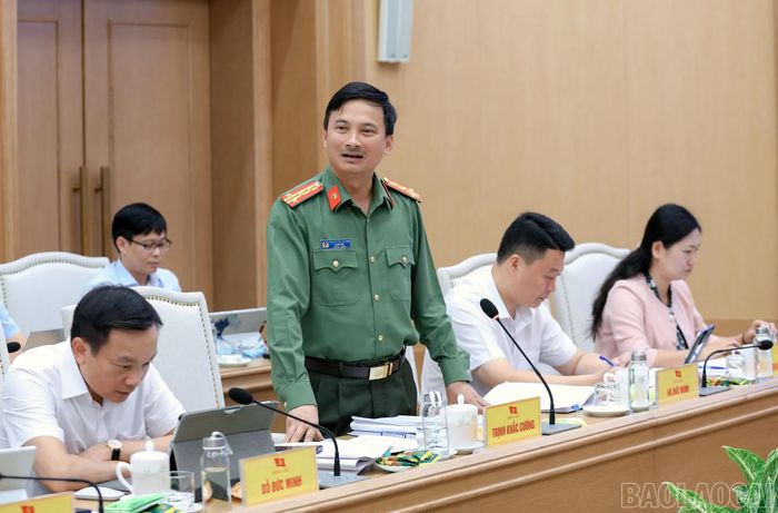Các đồng chí Ủy viên Ban Thường vụ Tỉnh ủy phát biểu thảo luận tại hội nghị.
