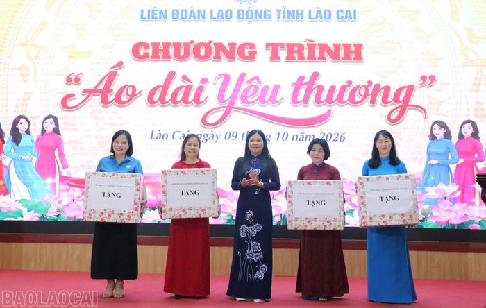 Liên đoàn Lao động tỉnh trao áo dài tặng các công đoàn cơ sở thuộc Ban Công đoàn các Khu công nghiệp tỉnh và Công đoàn xã Yên Bình.