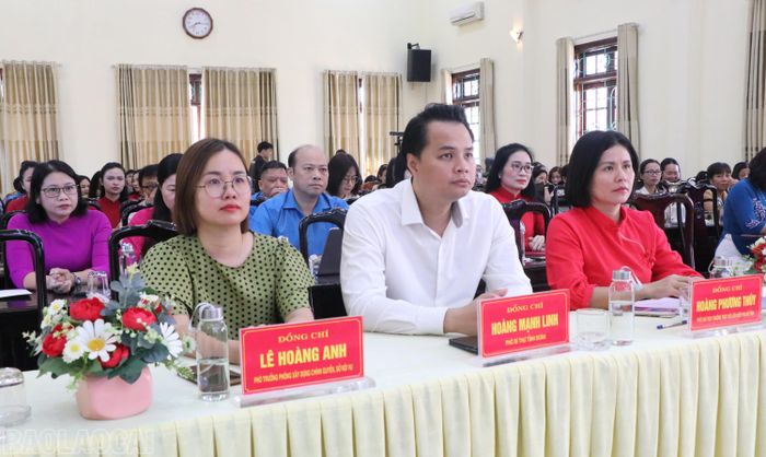 Các đại biểu ôn lại truyền thống 96 năm xây dựng và trưởng thành của Hội Liên hiệp Phụ nữ Việt Nam.