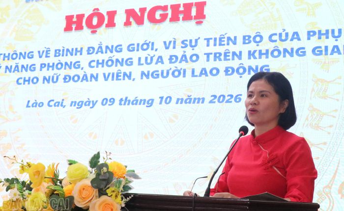 Lãnh đạo Hội Liên hiệp Phụ nữ tỉnh truyền thông chuyên đề “Công tác bình đẳng giới, vì sự tiến bộ của phụ nữ và phòng, chống bạo lực gia đình trong tình hình mới”.